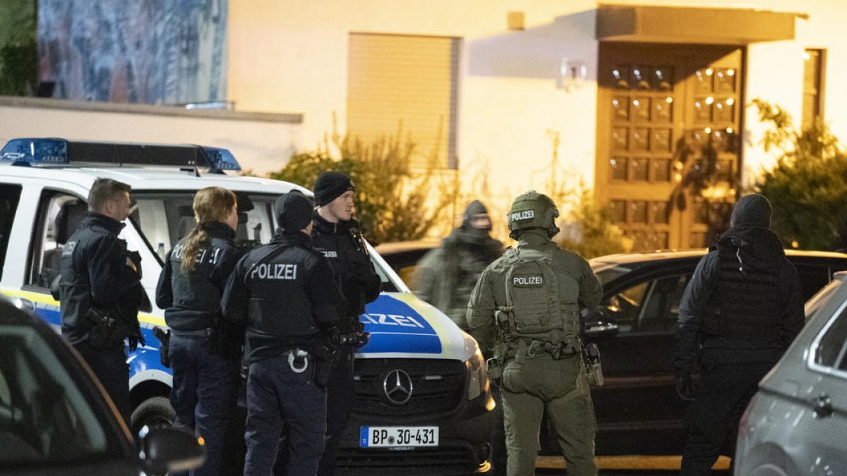 Policías alemanes cerca de la escena del crimen xenófobo perpetrado en Hanau.