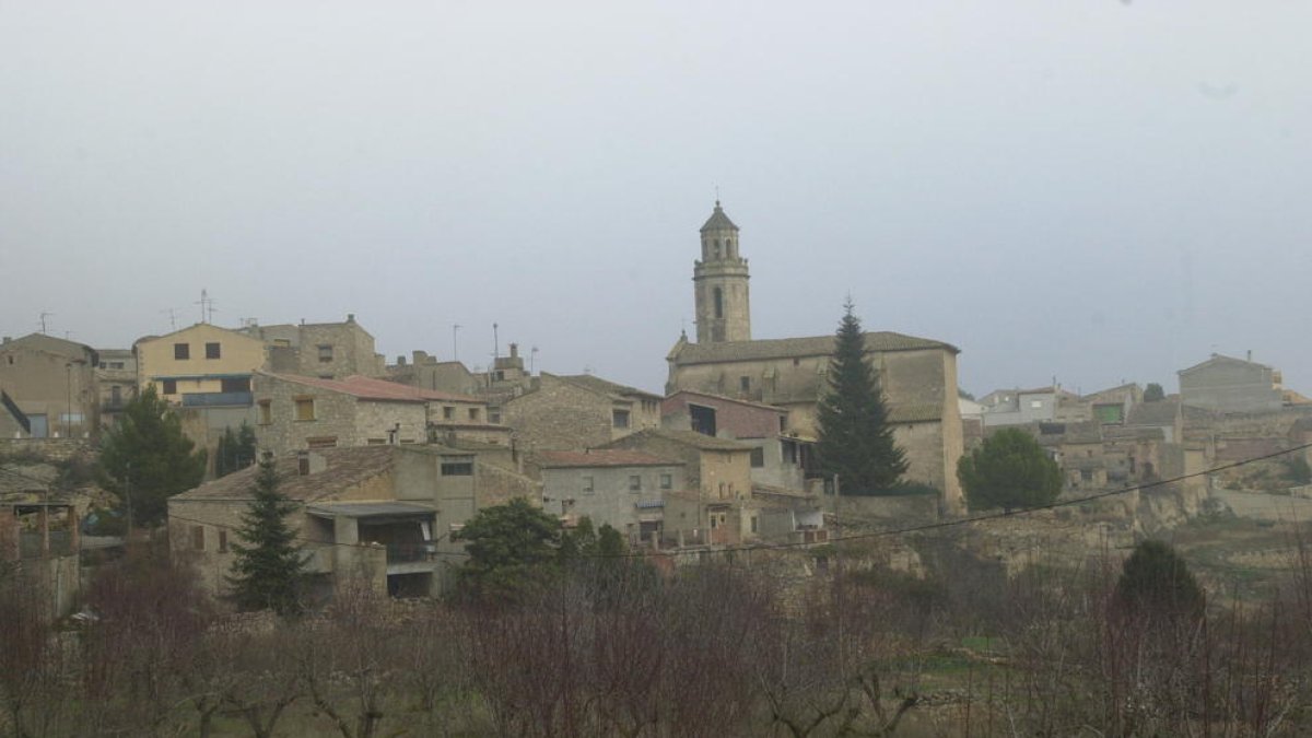 Vista de Tarrés con la iglesia del pueblo. 