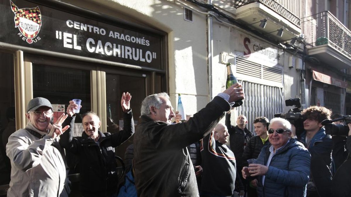 Un grup de persones al celebrar ahir la grossa davant del centre aragonès El Cachirulo de Reus.