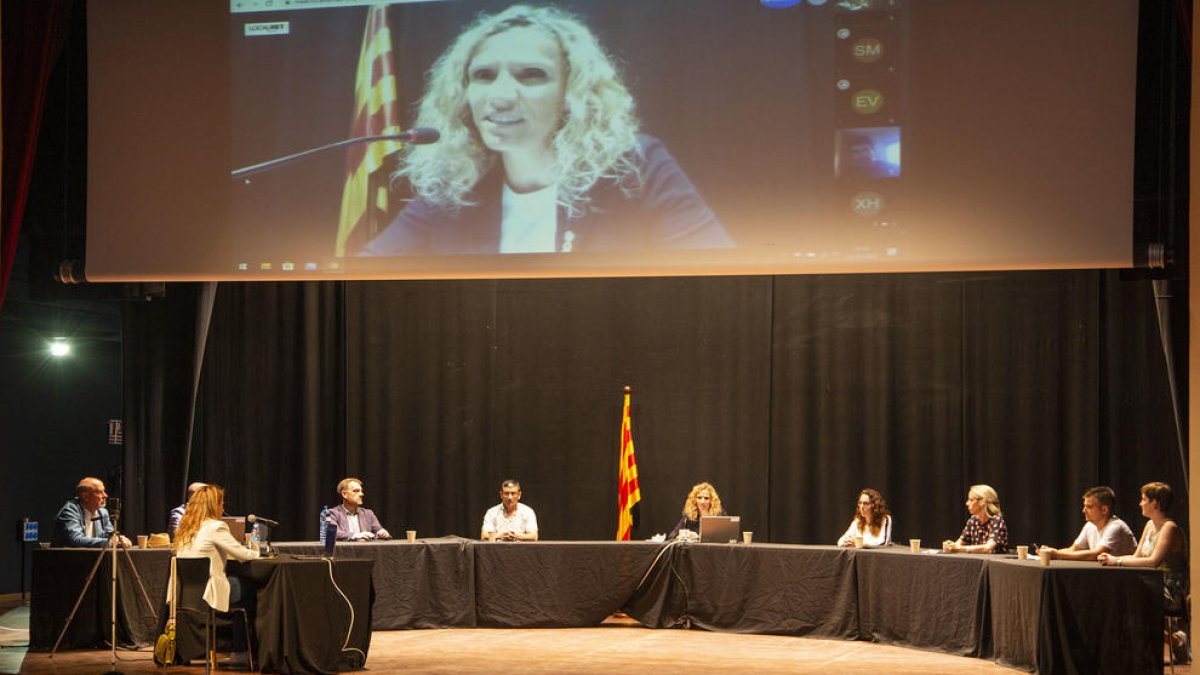 Fernàndez va ser investida en un ple celebrat amb nou edils al Casal i quatre connectats des de casa.