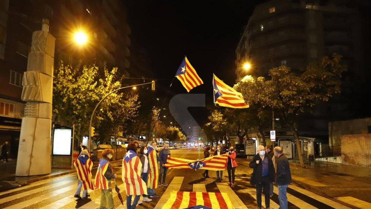 Un grupo de personas cortaron ayer el tráfico durante media hora, de 20.30 a 21.00 horas, a Ricard Viñes en un acto organizado por MésVinyes a favor del proceso soberanista.