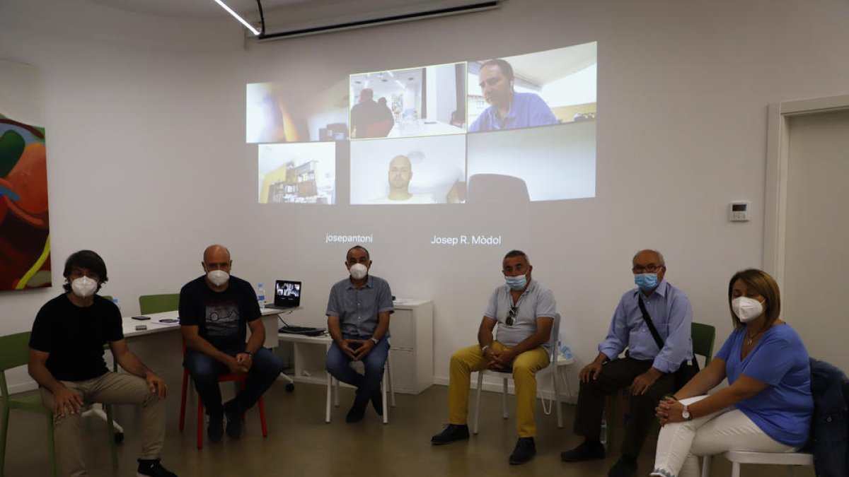 Un moment de la reunió, presencial i telemàtica, ahir a la seu d’Afrucat.