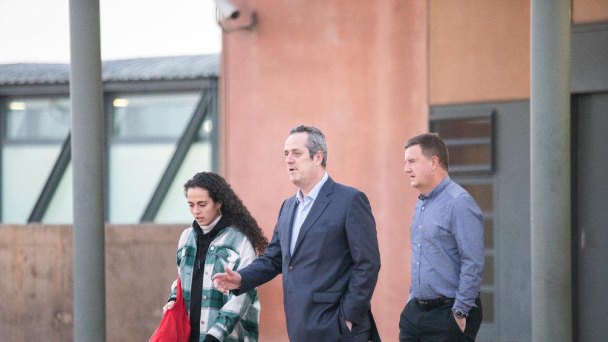 El exconseller Joaquin Forn abandonó ayer la prisión de Lledoners acompañado de su hija.