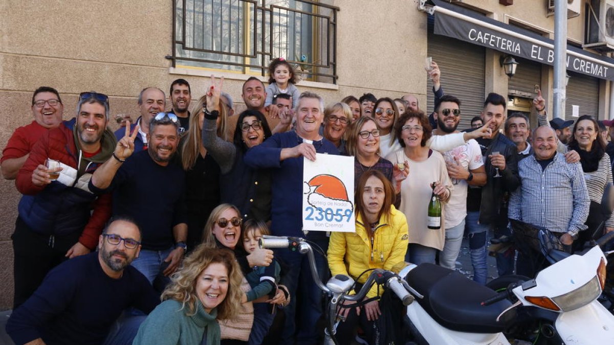 Clientes del bar de Palamós tras conocer el premio para el 23059.