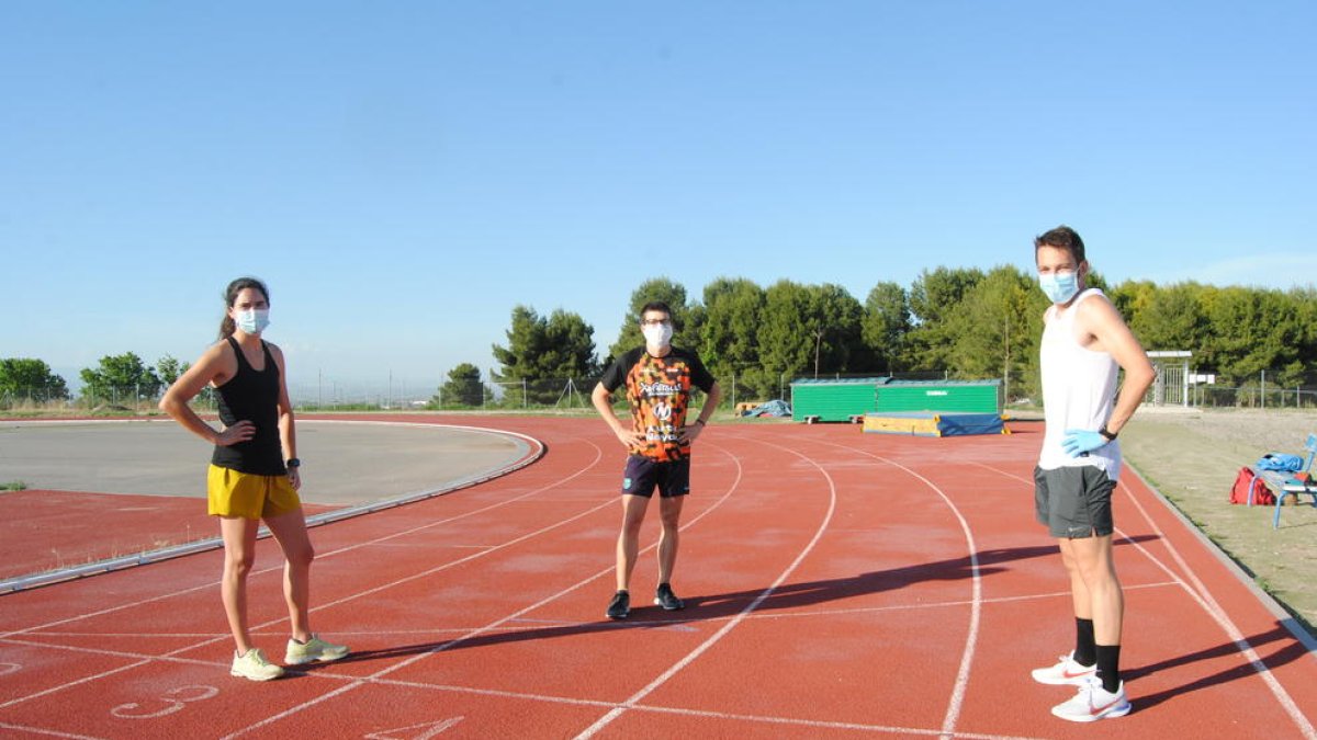 Elena Llobera, Arnau Monné y Fran Carrillo, ayer en la pista de atletismo de Mollerussa.