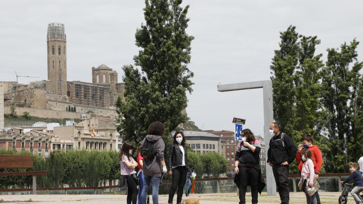 Imatge d’arxiu de famílies passejant al barri de Cappont.