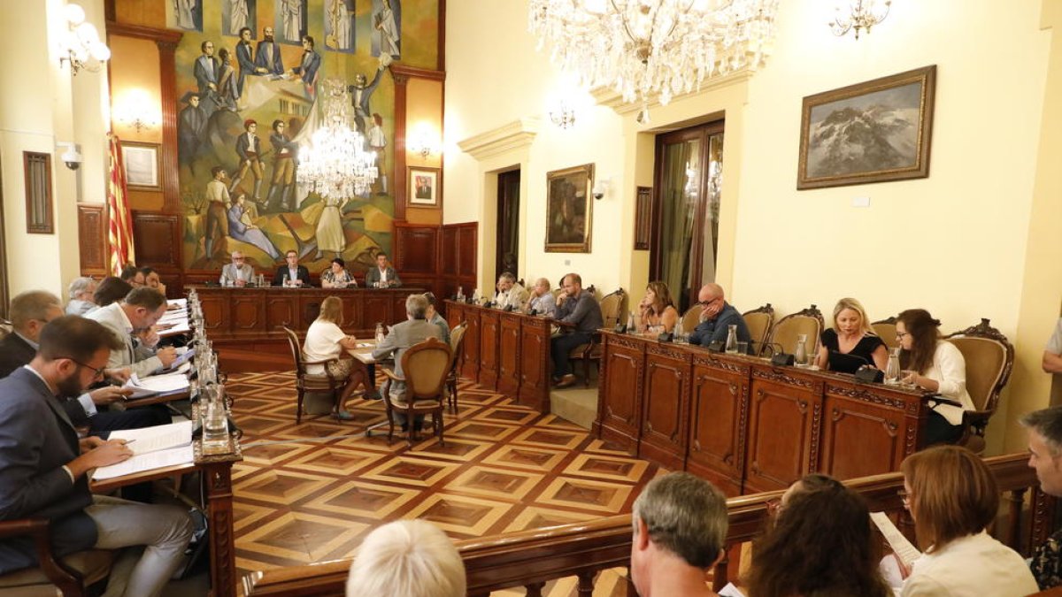 La Diputación celebra hoy un pleno (en la imagen, en julio) y ECP pedirá explicaciones sobre las ayudas.