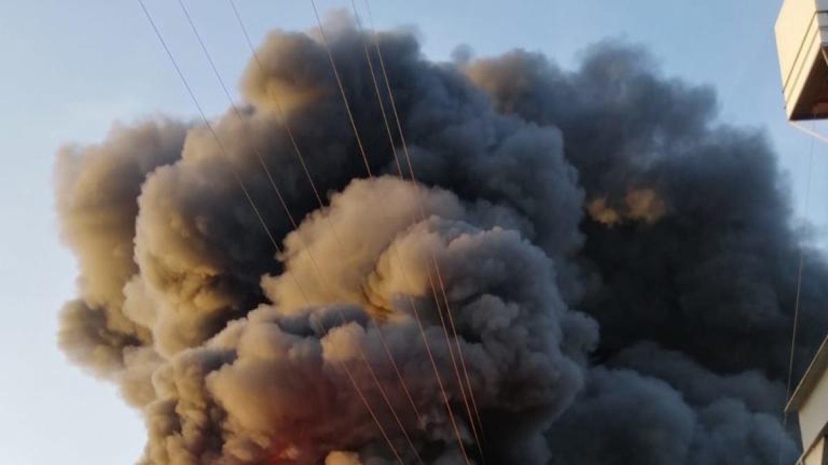 El fuego causó una gran columna de humo en la planta.