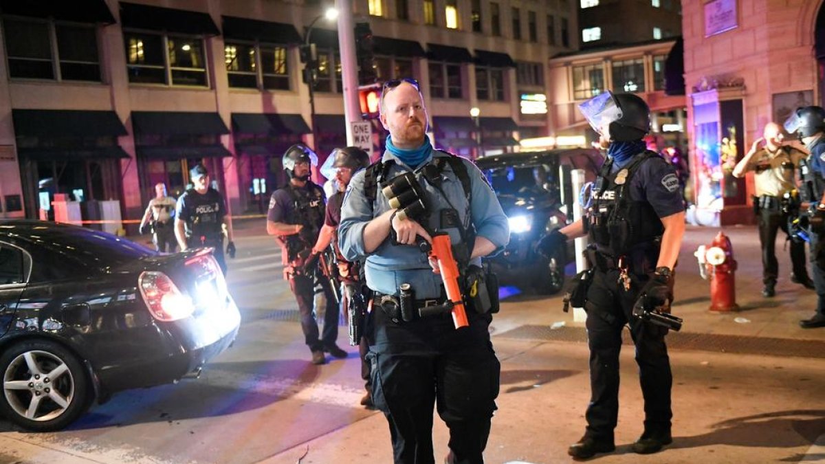 Imagen de policías fuertemente armados en Minneapolis para atajar los disturbios.