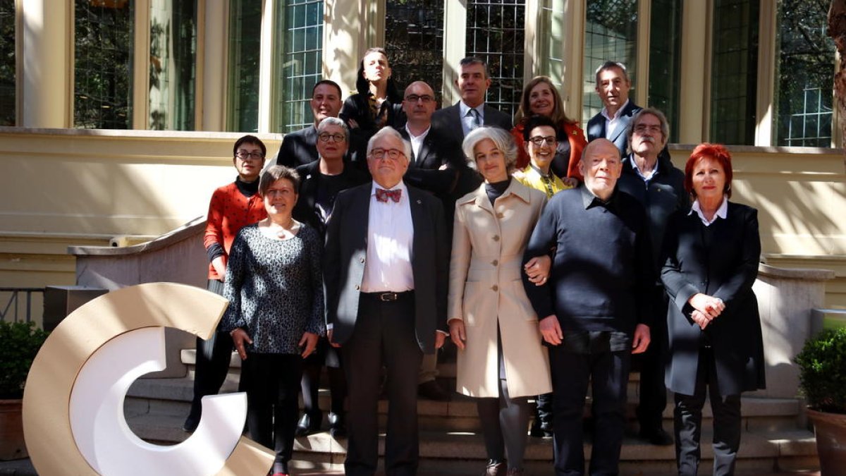 El presidente del CoNCA y los galardonados, ayer en la sede del Consell de les Arts en Barcelona.