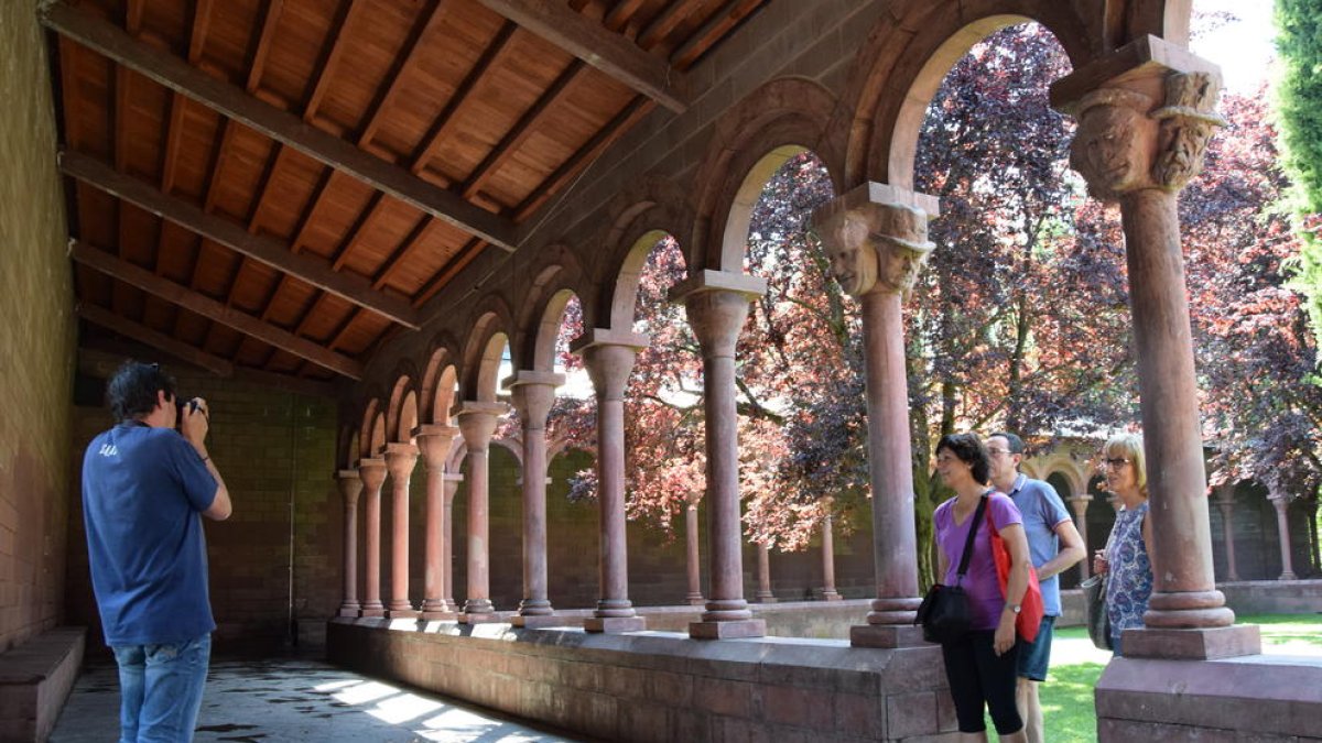 Uns turistes de Sabadell van ser ahir dels primers visitants del claustre després de la reobertura.