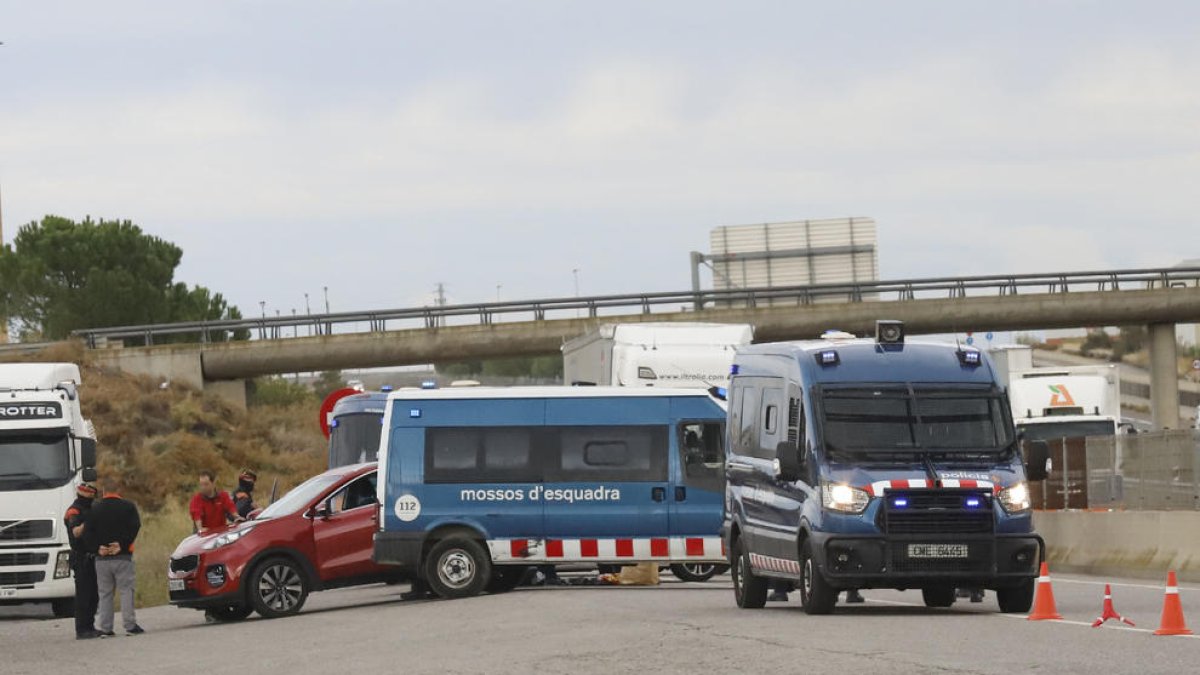 Moment de la detenció de dos persones a Soses (e.) i de la concentració a Artesa de Segre de suport a un empresonat del poble (d.).