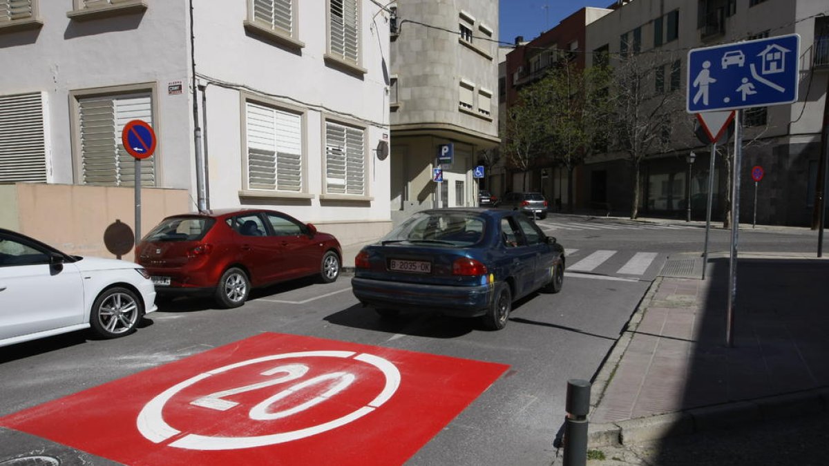 Uuna señal horizontal que limita la circulación a 20 km/h en la calle Pleyán de Porta.