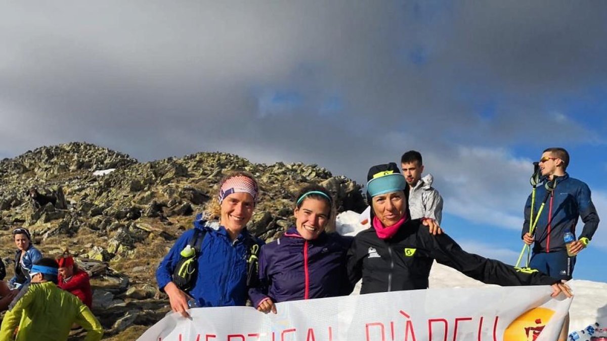 Las tres primeras clasificadas femeninas del pasado año al llegar a lo alto del Monteixo.