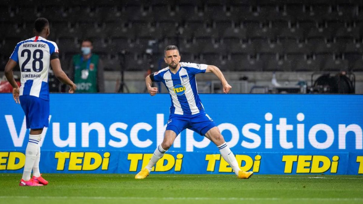 Vedad Ibisevic celebra el primer gol davant una grada buida.