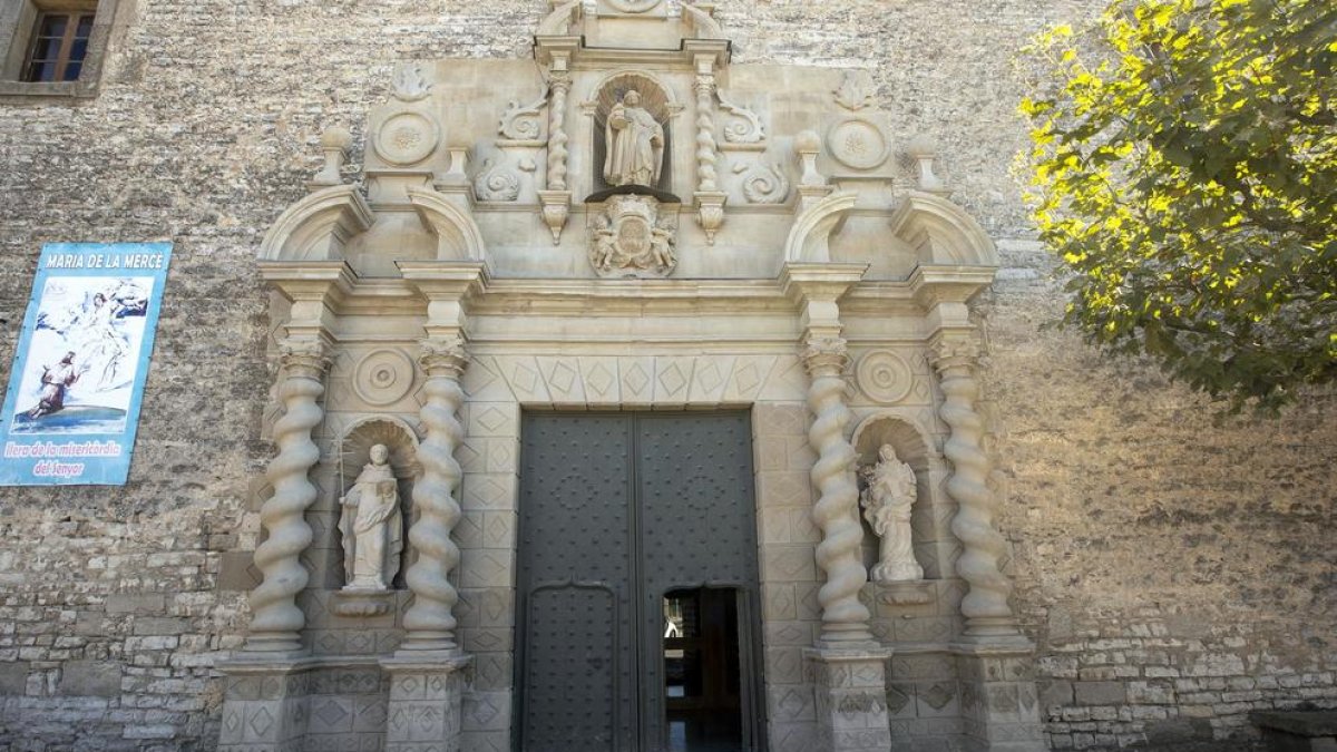 El santuari de Sant Ramon, amb les dos noves escultures al costat de les portes.