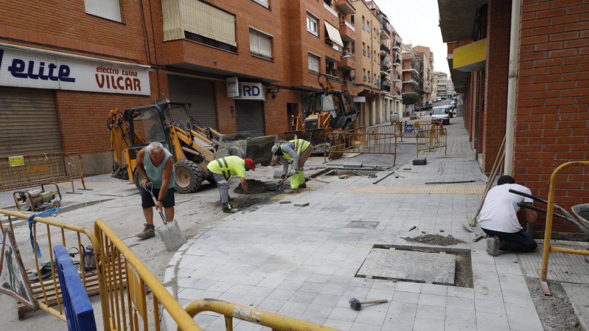 Operarios ultimando las obras de mejora de un tramo de la calles Les Rosses, en La Bordeta.