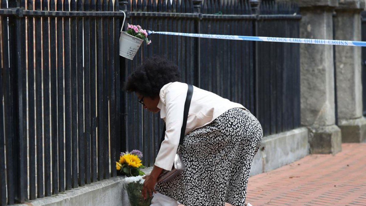 Una mujer deposita flores cerca del lugar del ataque, ayer.