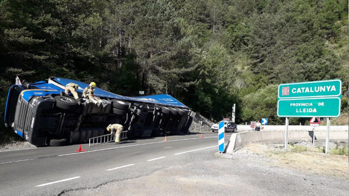 El camión quedó volcado sobre la cuneta en el límite entre Catalunya y Aragón. 