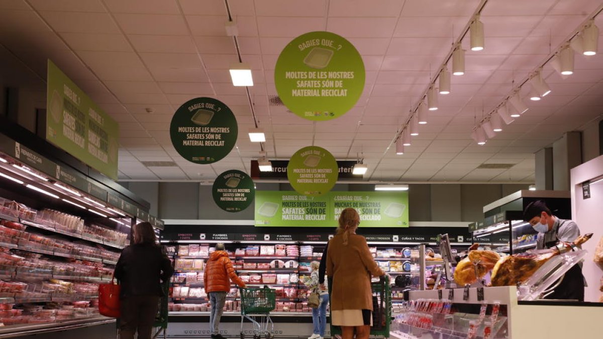 Cartelleria instal·lada a la secció de carnisseria i xarcuteria del Mercadona de Nou Forn, a Lleida.