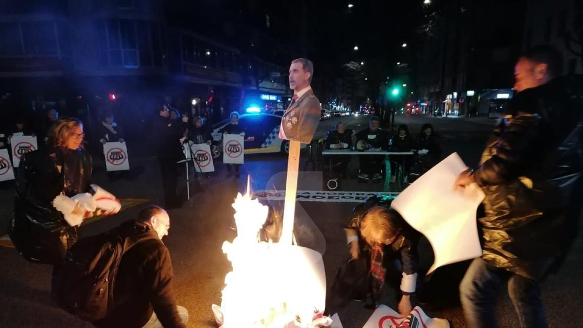 Es disfressen de jutges per cremar una foto del rei Felip VI