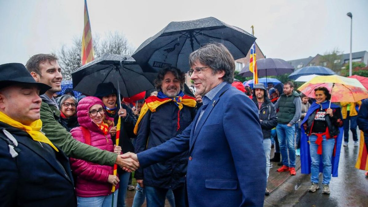 Puigdemont va saludar els participants en la marxa independentista de Brussel·les a Waterloo.