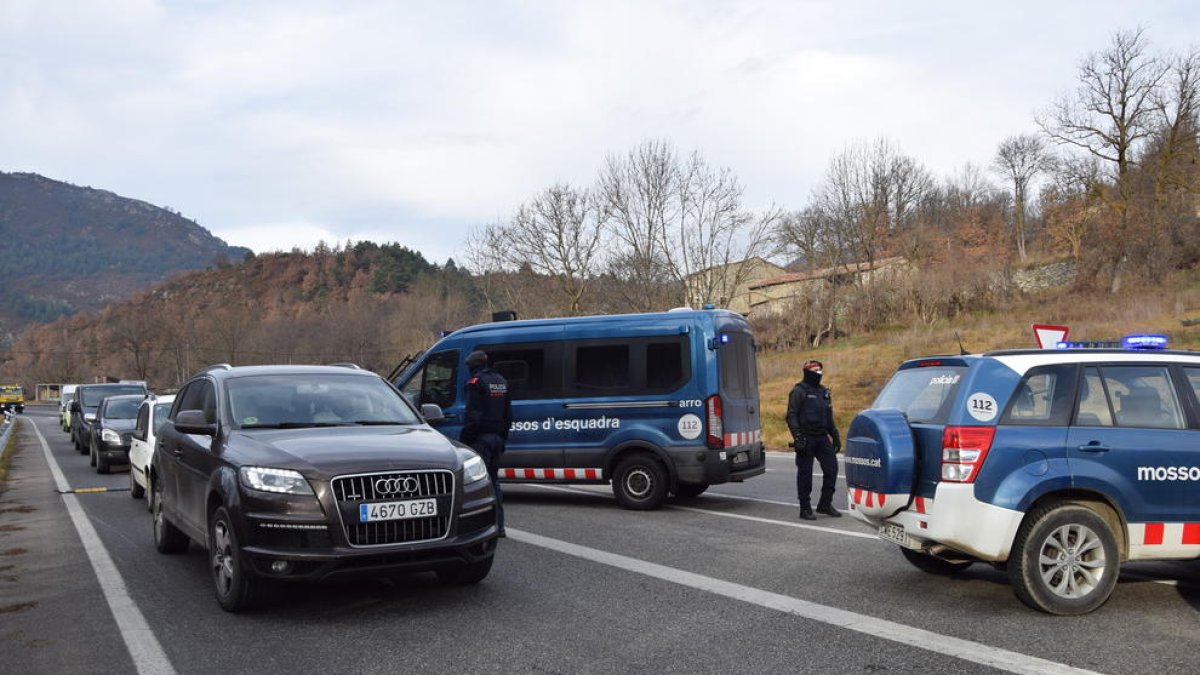 Els Mossos van muntar dispositius de controls a l’N-260 a Martinet de Cerdanya.