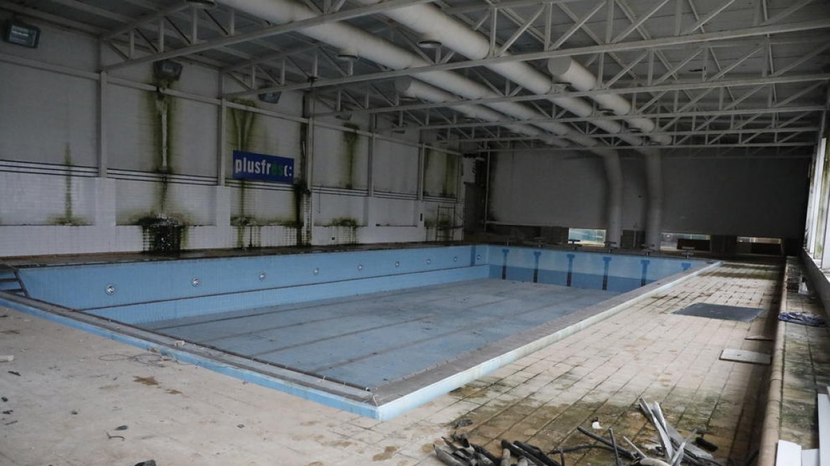 Interior de la piscina coberta de Cappont, que porta més de quinze anys en desús. L’estructura de l’edifici estava molt deteriorada.