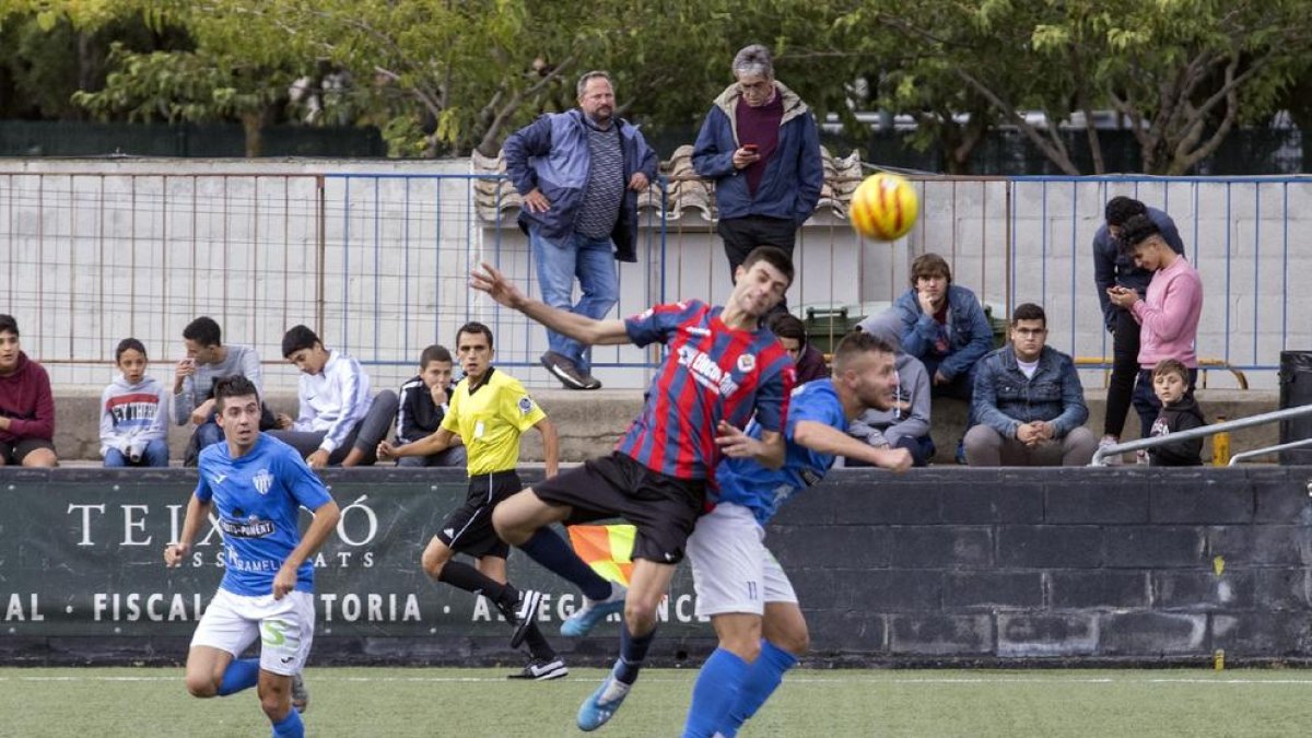 Un jugador del Tàrrega i un altre de l’Alcarràs es disputen una pilota aèria, ahir durant el derbi.