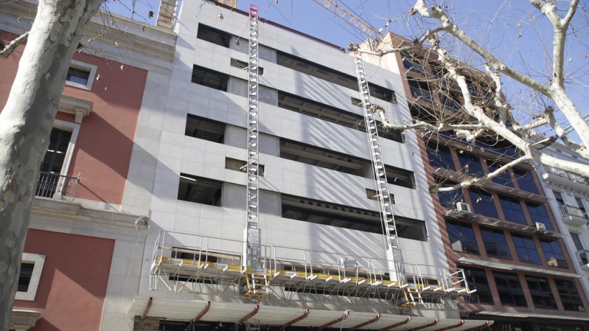 Imagen de las obras paradas del nuevo edificio de la Diputación, en la Rambla Ferran de Lleida. 