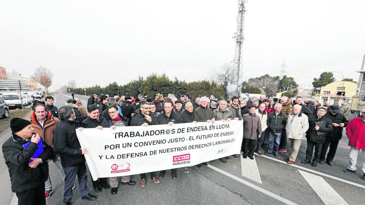 Treballadors i exempleats van tallar l’N-240 a Lleida.