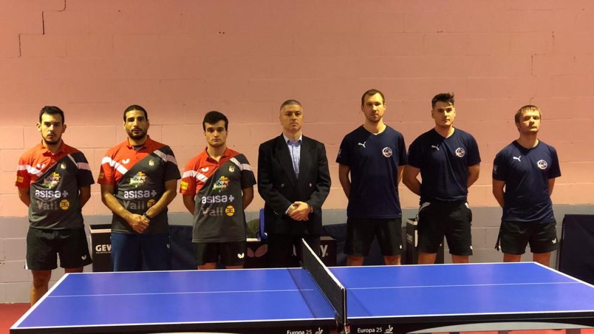 Los jugadores de los dos equipos posan antes del inicio del encuentro.