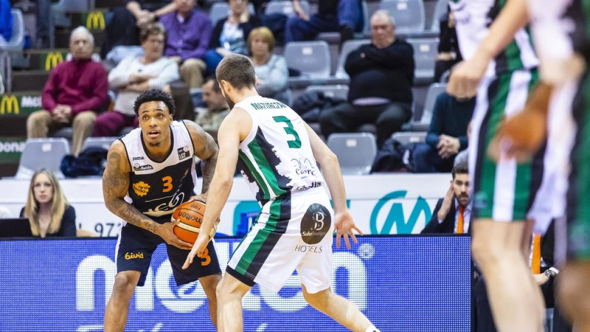 Turner, en una acción del reciente partido ante el Cáceres en el Barris Nord.        