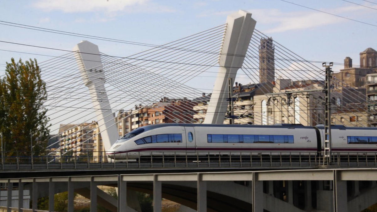 Imagen de archivo de un tren de alta velocidad a su paso por Lleida.
