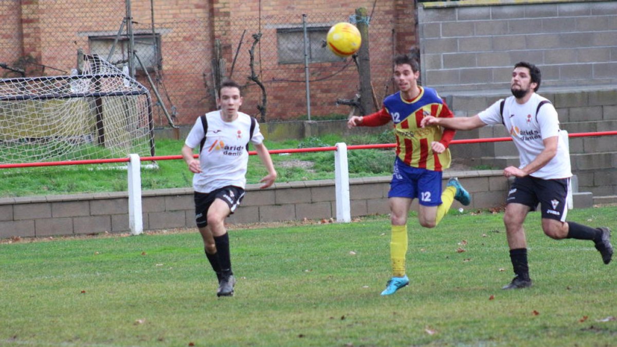 Ruiz, del Bellpuig, autor del gol de la victòria, lluita l’esfèric amb un jugador del Vallfogona.
