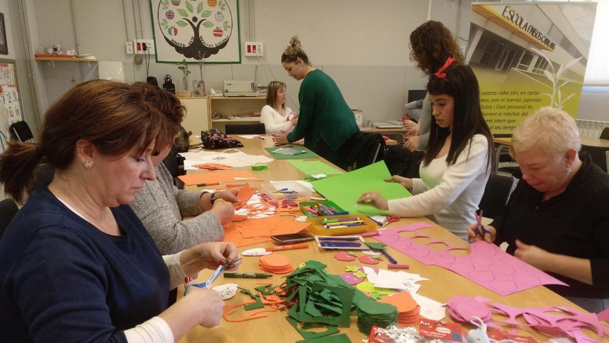 Imagen de los talleres para confeccionar disfraces reivindicativos, ayer en la Escola Països Catalans.