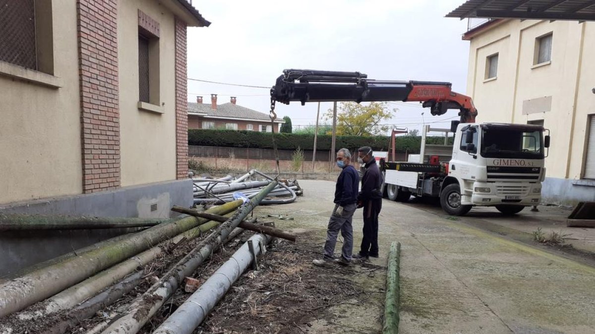 Los postes que ha cedido la Paeria de Lleida a Torrelameu. 