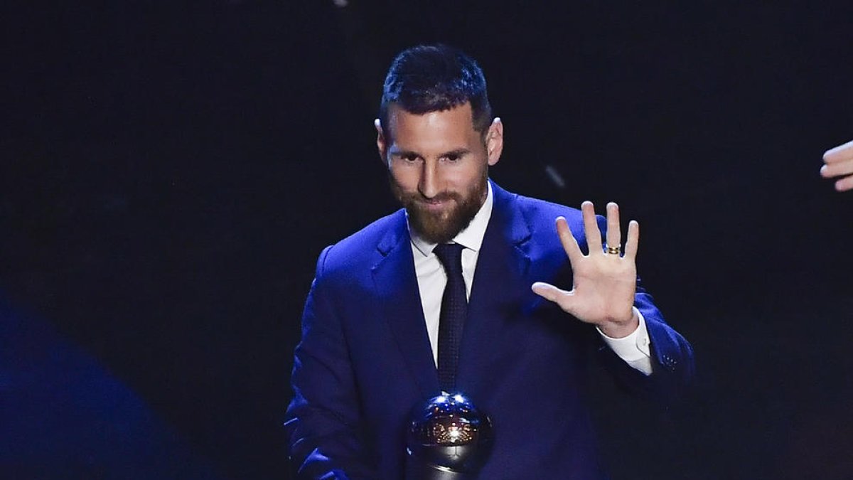 Leo Messi saluda después de recibir el galardón de la FIFA.