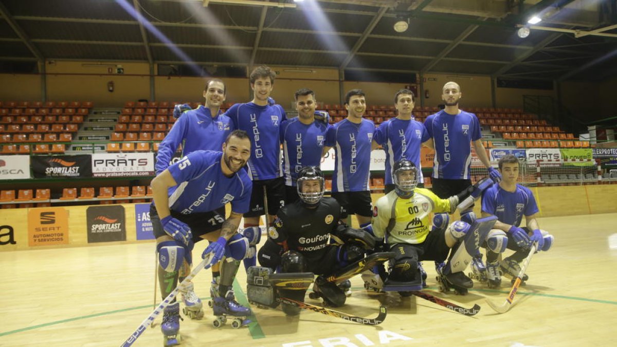 La plantilla del Lleida Llista, ahir abans del seu últim entrenament previ a la Copa.