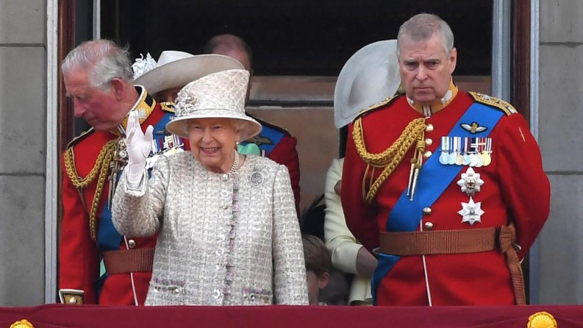 El príncipe Andrés y su madre Isabel II. 