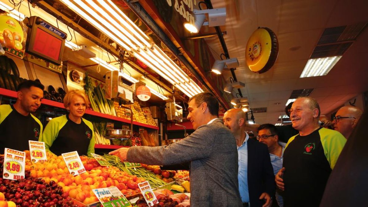 Pedro Sánchez aprovechó ayer para hacer campaña en un mercado.