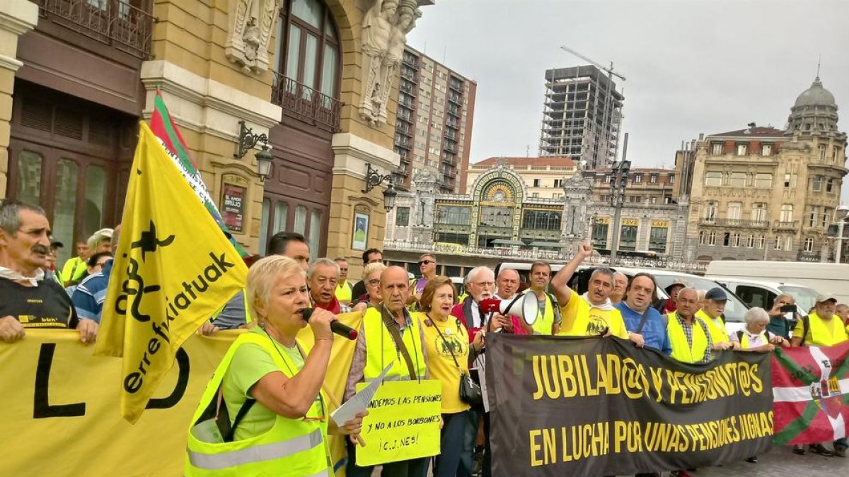 Los pensionistas en el inicio de su marcha hasta Madrid.