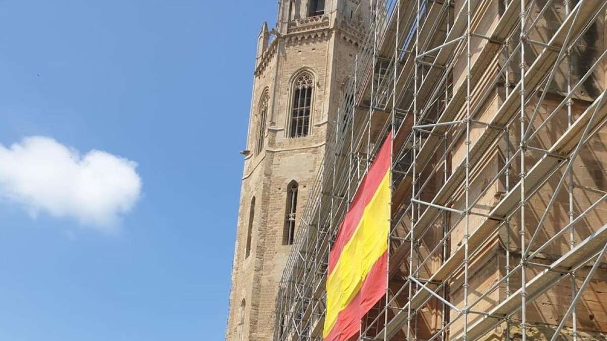 La Seu Vella es va despertar dissabte amb una bandera espanyola penjada en una bastida de les obres de restauració.