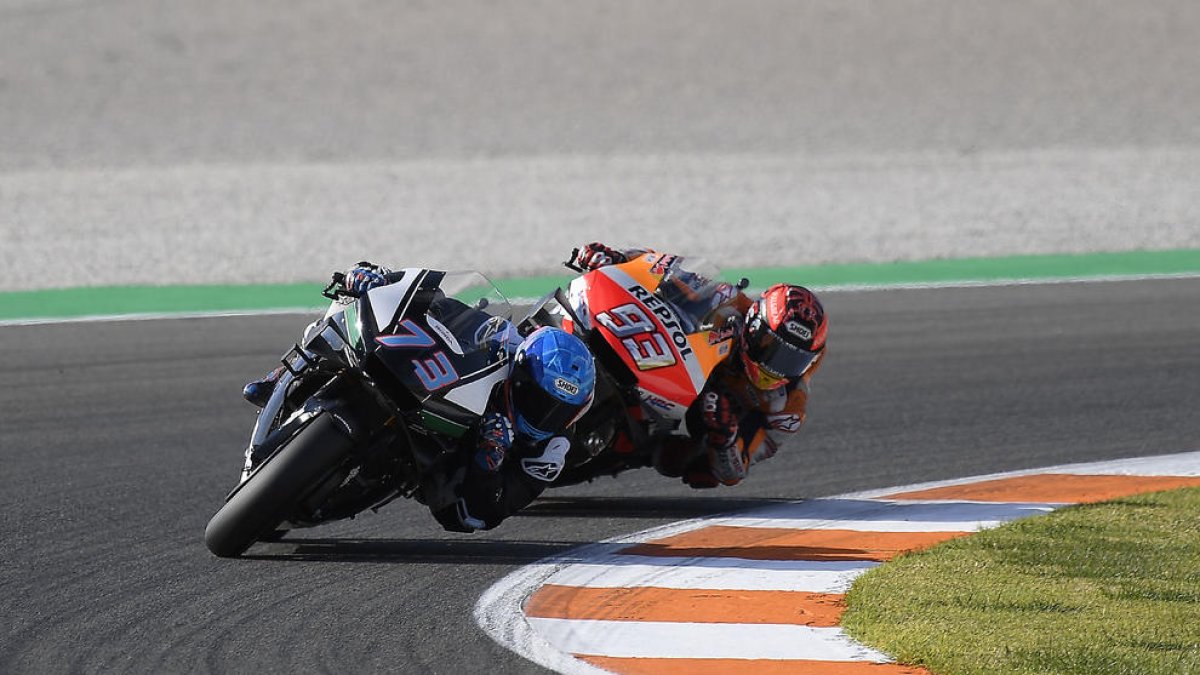 Àlex Màrquez por delante  de Marc, durante la sesión de ayer en el circuito de Cheste.