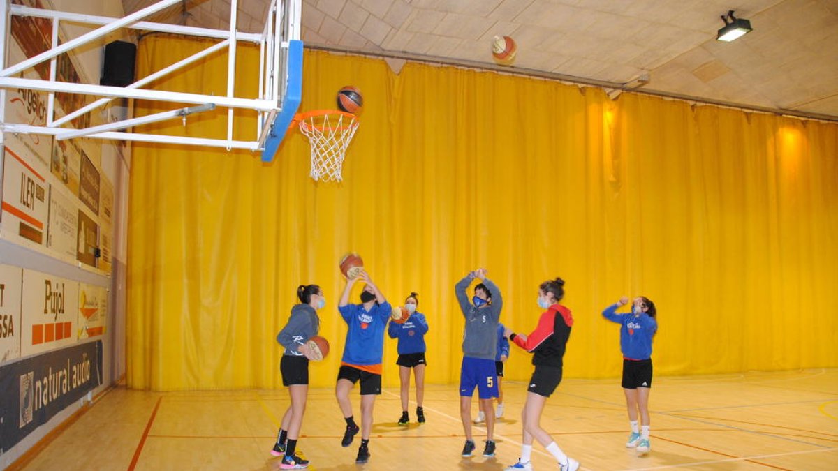 Jugadores del Club Bàsquet Mollerussa, durant un entrenament dimarts passat.