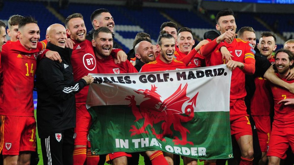 Bale y sus compañeros, con la bandera con el lema “Gales, golf, Madrid. En este orden”.