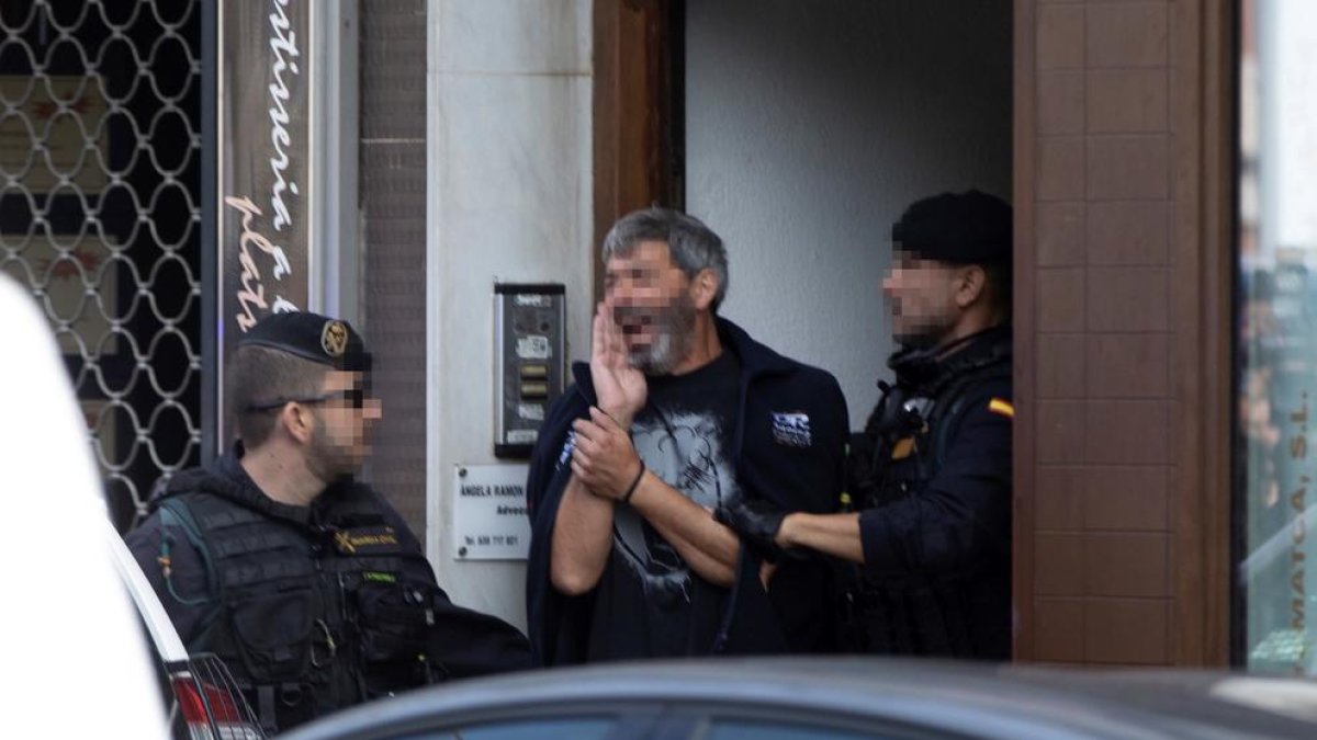 Agents de la Guàrdia Civil traslladen un dels activistes independentistes arrestats ahir, a Sabadell.