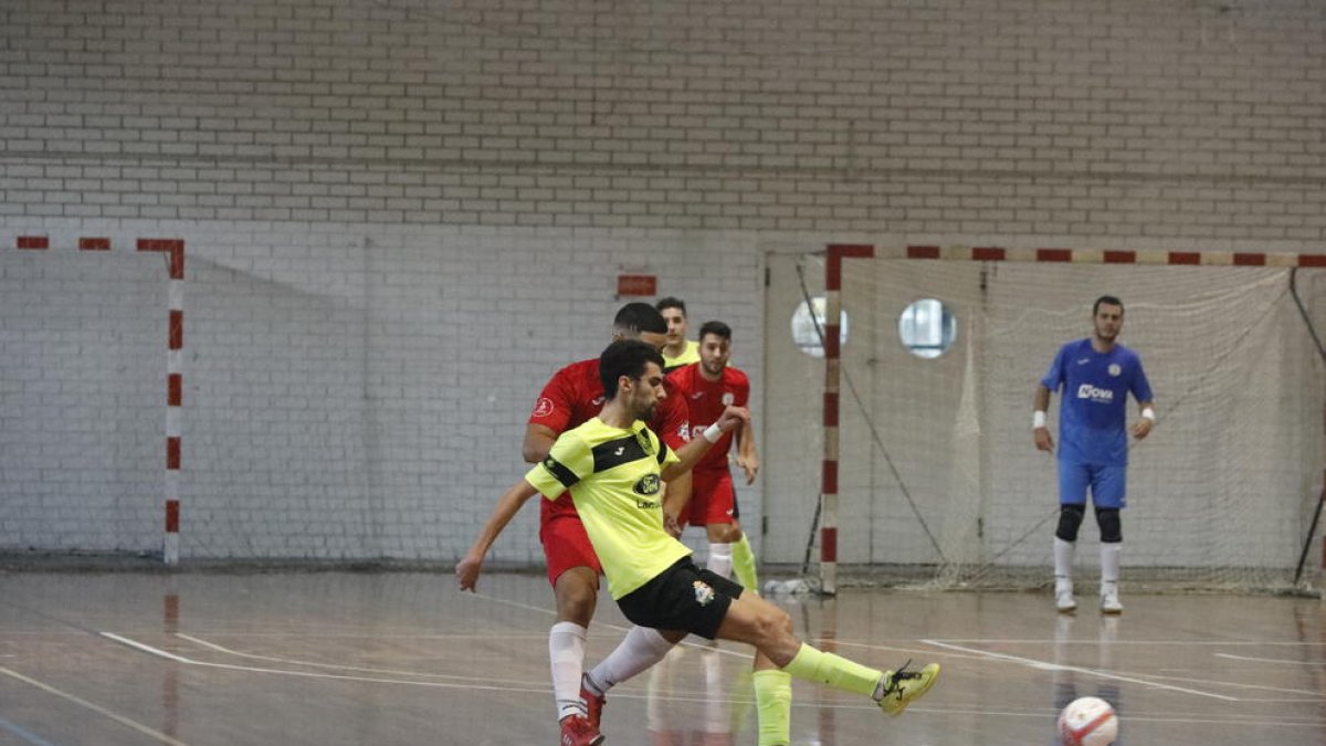 Una acció del partit d’ahir entre el Lamsauto Futsal Lleida i el Martorell.