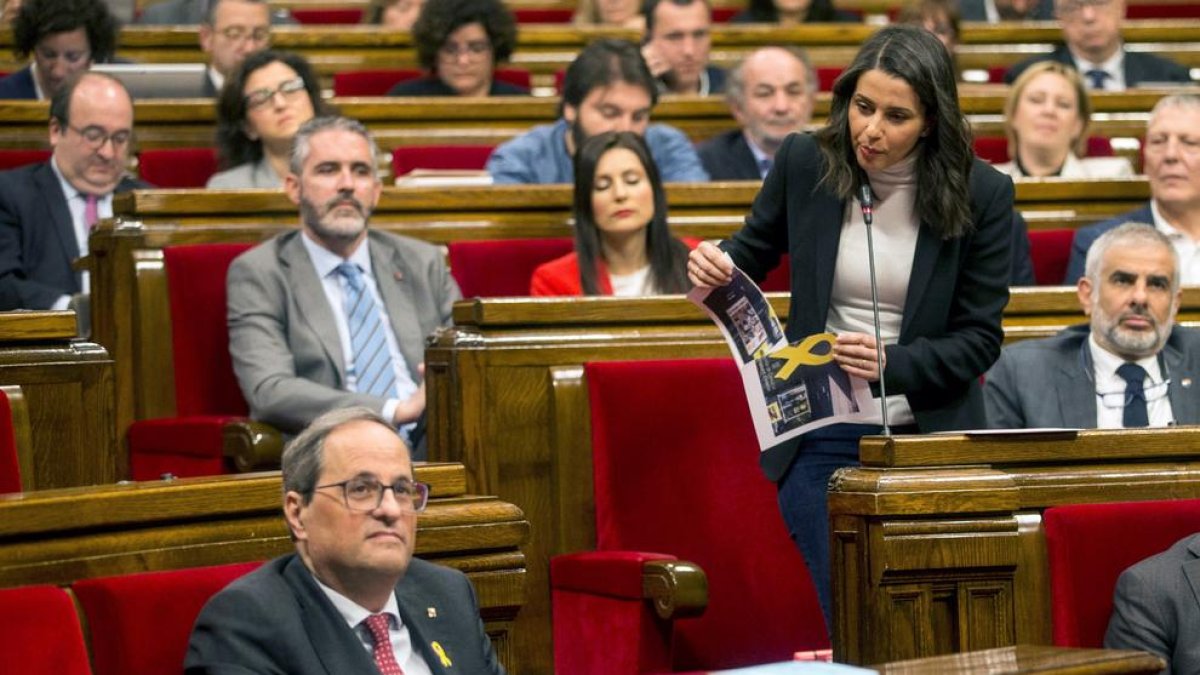 La polèmica pels llaços va centrar la sessió del Parlament d’ahir. A la imatge, Arrimadas en trenca un.