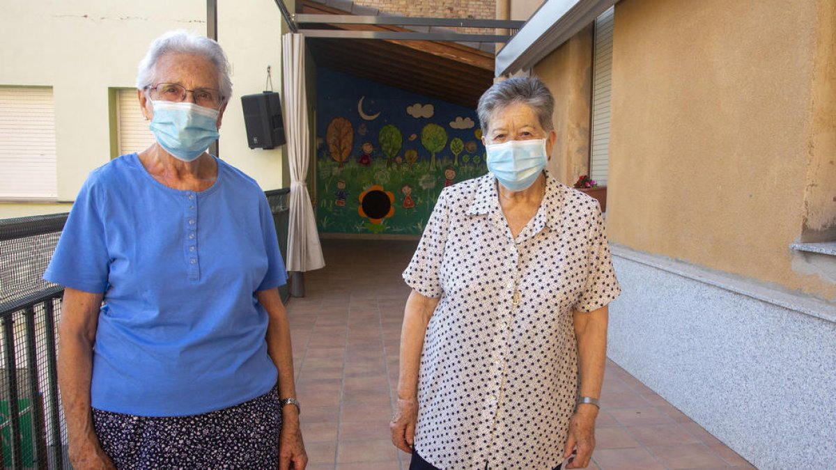 María Paz de Lama i Justina Moreno, al pati del col·legi.